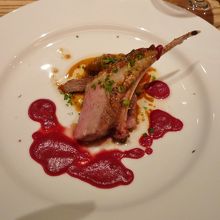 メインはラム肉のフルーツソース
