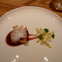 デザートはリンゴと干しブドウのパイ