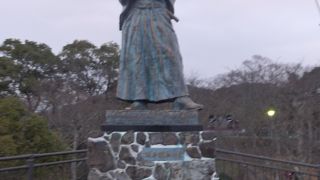 公園の頂上に龍馬像があります。