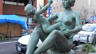 馬車道沿いに母子像があります