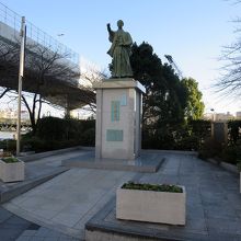 「勝海舟銅像」が建てられています