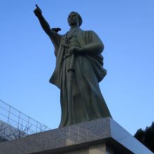 でも勝さん、腕に鳩とまったままですよ