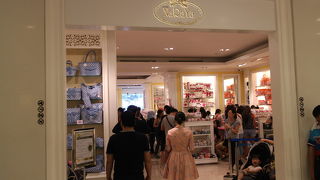 NARAYAは大きなモールにあり、しゃれた小物はかさばらなくお土産に最適