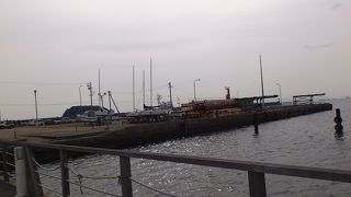 レトロ調の外観の建物