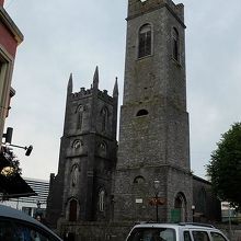道の西端近くにある聖メアリー・アイルランド教会。