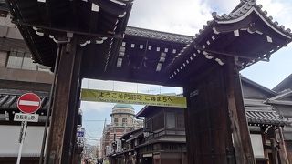 門扉の上に屋根がある「高麗門」