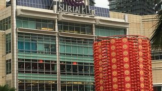 ツインタワーに隣接するスリア内にあります