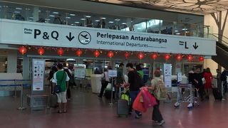 空港内のショッピングセンター