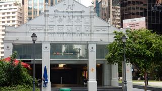 ビジネス街、高層ビルのど真ん中