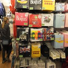 小さくて安い物も売っています