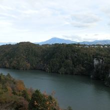 恵那峡です。後方に見えるのが恵那山です。