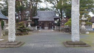この神社だけ他とは離れて