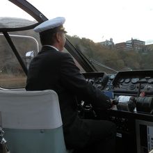 パイロットの制服は飛行機のパイロットと同等でした。