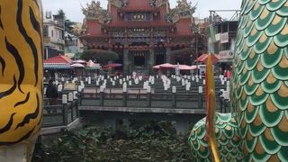 一帯が寺院の宝庫です