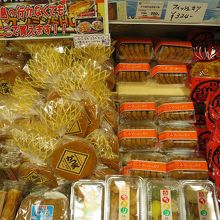 冷蔵ケースにはフィッシュカツ、かつ天…