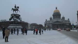 ニコライ一世の像があります