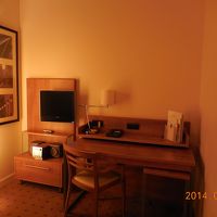 テレビと机、窓からは向かいの建物