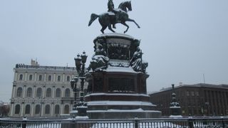 イサク広場の中央にあります