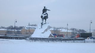 青銅の騎士像があります