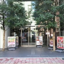 昭和通りに面した歌舞伎座タワーの正面入口の様子です。