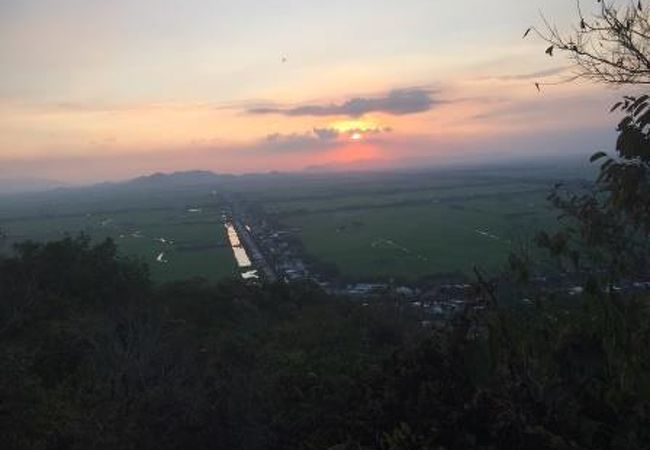 夕日はきれいだけど、バイクで上るのは一苦労
