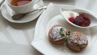 天井が高くてお洒落なカフェだけど…