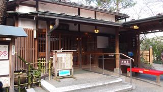 お店の中から庭園を楽しめます