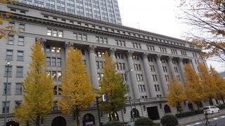 居並ぶ円柱が見事です