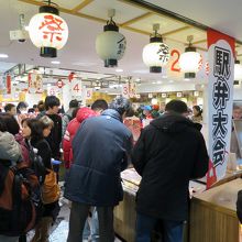 いつものように立錐の余地なし