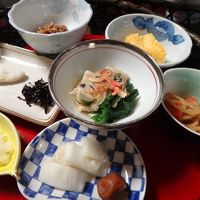 朝食もきれいに盛られたお膳。栄養バランスもよさそう。