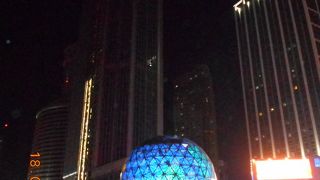 サッカーボールが目印