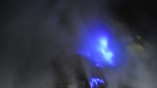 硫黄が青く燃える火山