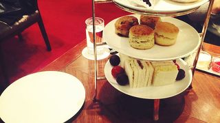 老舗の紅茶店でアフタヌーンティー