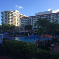 プールから見たホテル外観