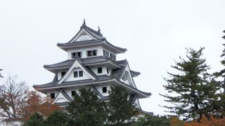 「日本一美しい山城」　郡上八幡城