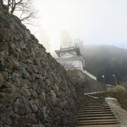 季節によっては、霧が掛かっていて、雰囲気抜群の、そんな場所です。石垣を見ながら、上へ上へ登って行って下さい。