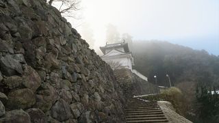 季節によっては、霧が掛かっていて、雰囲気抜群の、そんな場所です。石垣を見ながら、上へ上へ登って行って下さい。