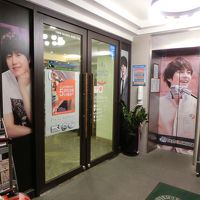 カフェ入口とエレベーター