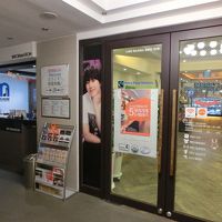 カフェ入口と宿泊受付