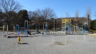 遊具広場は奥にある