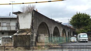 国道沿いに陸橋跡