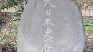 花壇の中に隠れるように建っています