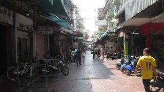 旧正月シーズンのサンペーン レーン市場