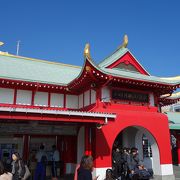 小田急の駅は「片瀬江ノ島」。真っ赤な駅舎が特徴的です。