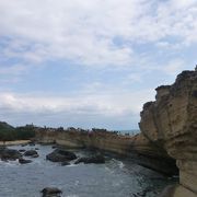 「浸蝕された奇怪岩群」の岬