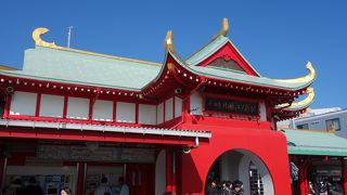 小田急の駅は「片瀬江ノ島」。真っ赤な駅舎が特徴的です。