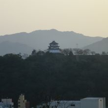 闘牛場前から見る宇和島城