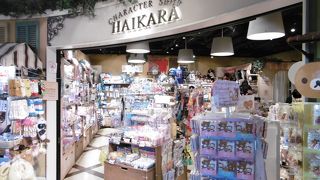 日本発のキャラクターやアニメの商品がいっぱい