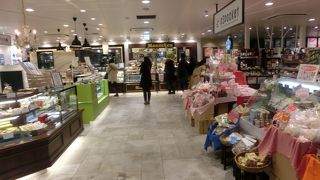 小粒だが、しゃれた店が揃っている