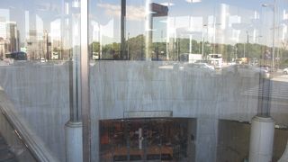 派手ではありませんが外観に特徴がある建物だと思います